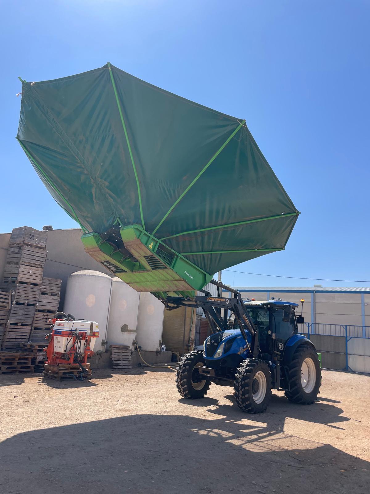 Tractor New Holland con el paraguas vibrador desplegado