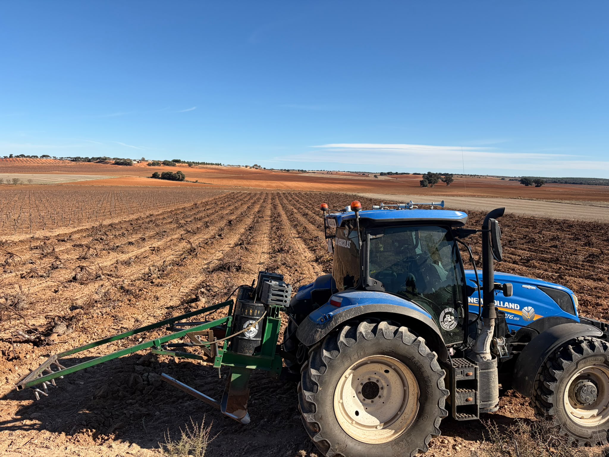 Tractor New Holland T6.155 arrancando cepas de una viña vieja